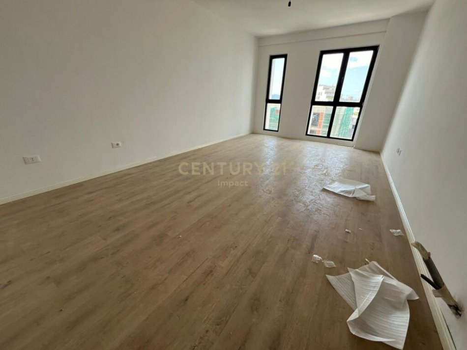 Tirane, jepet me qera apartament 2+1+Aneks+Ballkon Kati 2, 98 m² 450 € (FARMACIA 10)