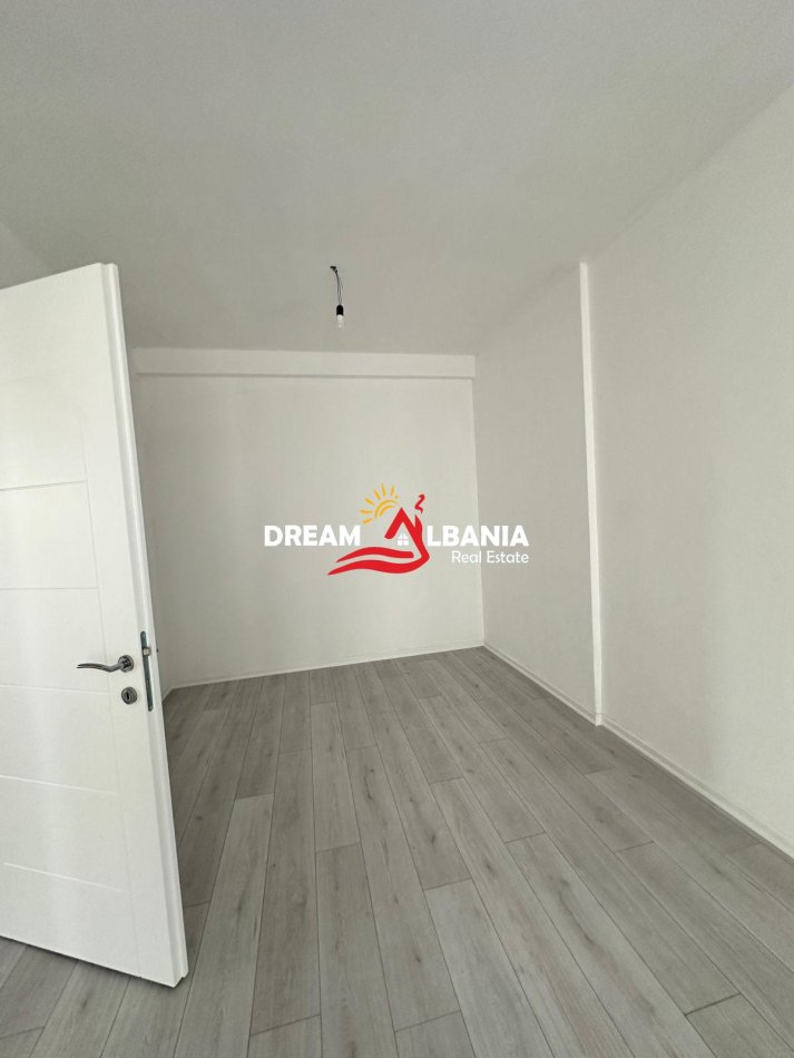 Tirane, jepet me qera zyre Kati 2, 106 m² 500 € (Xhanfize Keko)