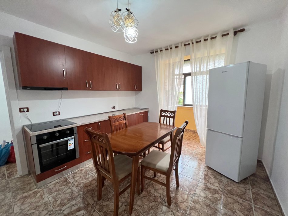 Tirane, jepet me qera apartament 2+1 Kati 3, 85 m² 500 € (perballe shkolles harry fultz)