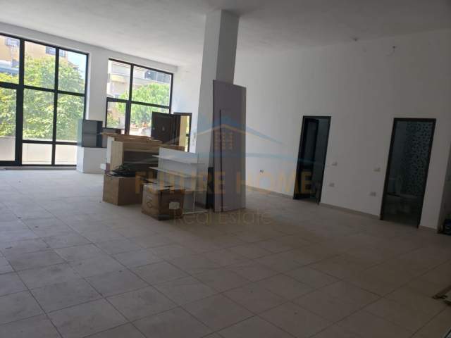 Durres, jepet me qera ambjent biznesi Kati 2, 140 m² 600 Euro (SPITALI AMERIKAN)