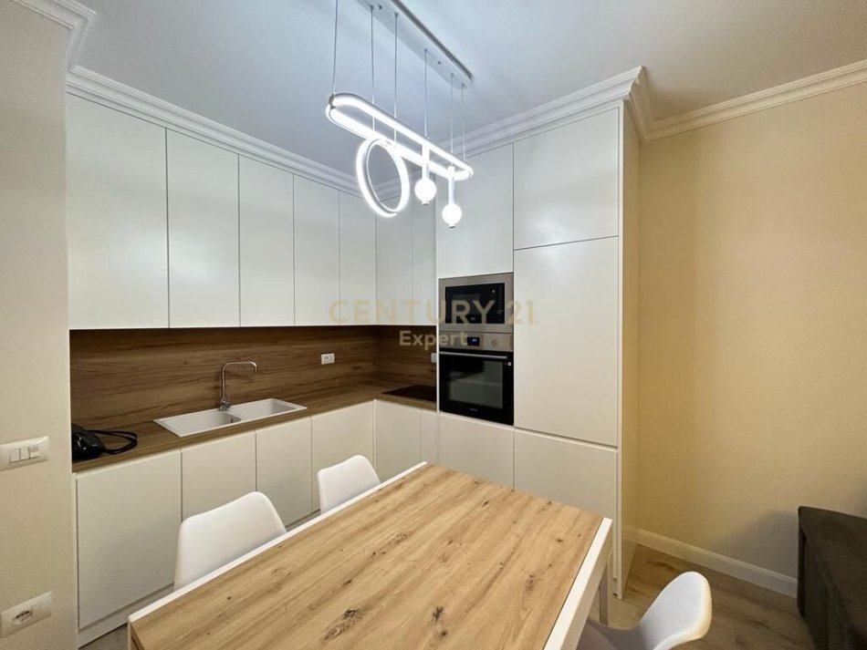 Tirane, jepet me qera apartament 2+1+Aneks+Ballkon, Kati 2, 110 m² 1,200 € (pazari i ri)