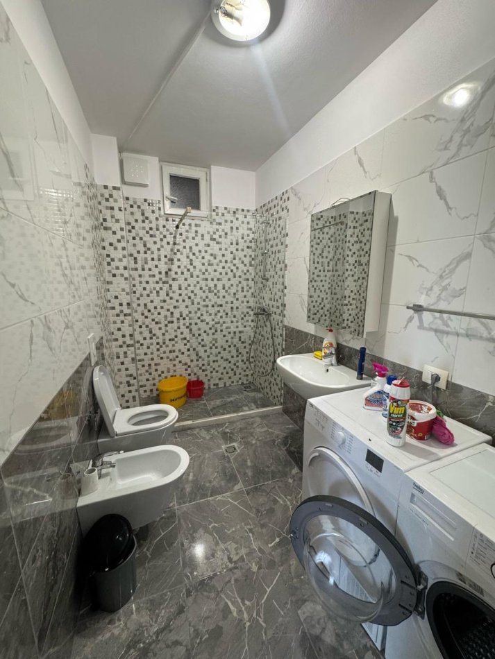 Tirane, jepet me qera apartament 2+1+Ballkon Kati 4, 100 m² 800 € (Selite e vjeter)