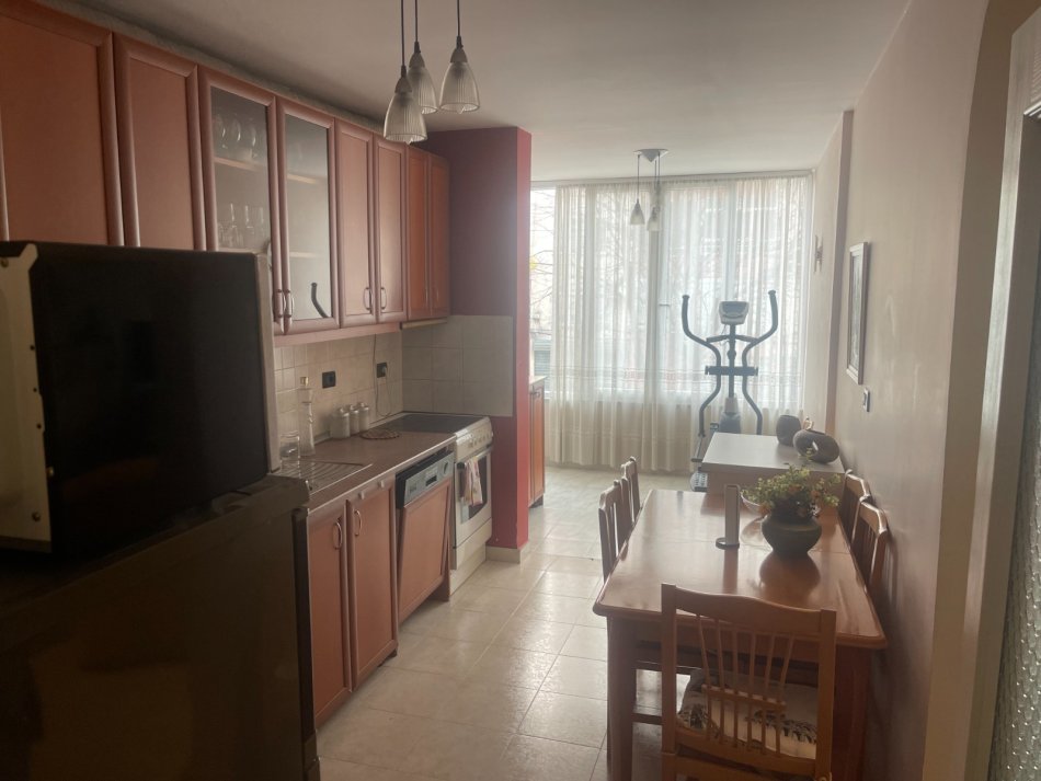 Tirane, jepet me qera apartament 3+1 Kati 1, 120 m² 749 € (Laprake)
