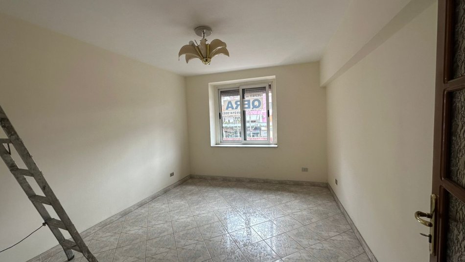 Qera, Ambient Biznesi, 21 Dhjetori, Tiranë – 1350€ | 110m²