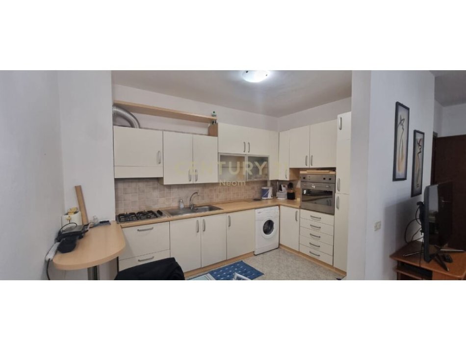 Tirane, jepet me qera apartament 1+1+Ballkon, Kati 9, 90 m² 600 € (Pazari i Ri)