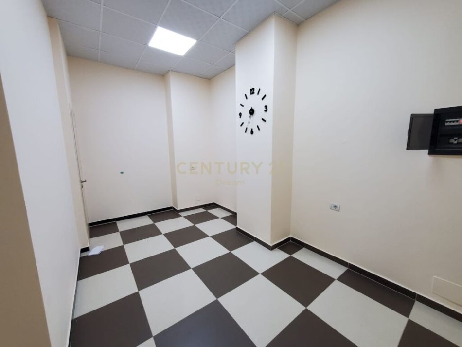 Tirane, jepet me qera ambjent biznesi Kati 0, 33 m² 350 € (OXHAKU)