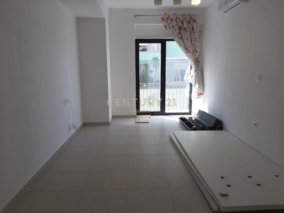 Tirane, jepet me qera apartament 1+1 , 50 m² 500 € (Rruga e Kavajës)