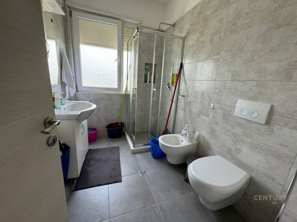 Tirane, jepet me qera apartament 1+1+Ballkon Kati 5, 65 m² 585 € (LIQENI I THATE)
