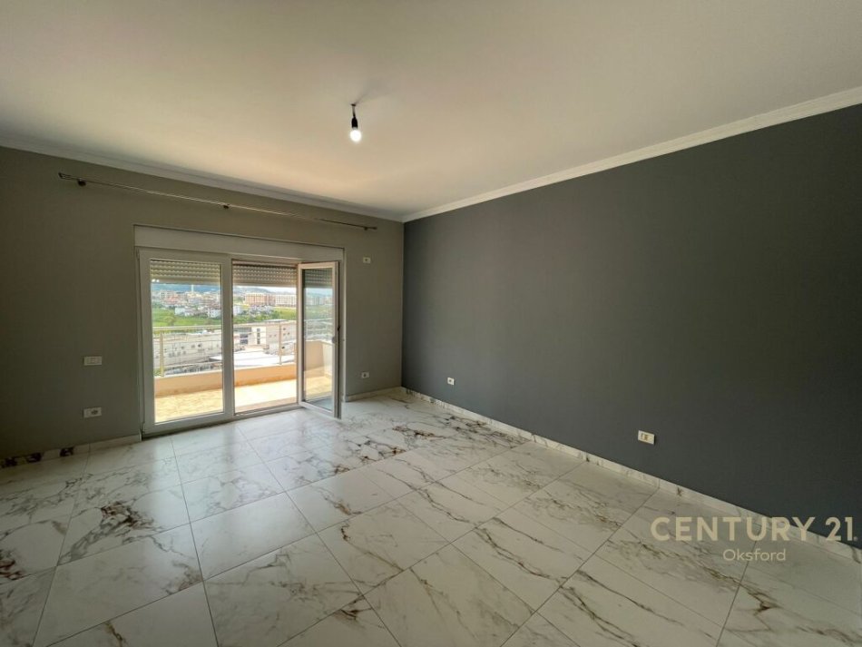 Tirane, jepet me qera shtepi 3+1+Aneks+Ballkon , 130 m² 600 € (Sauk i Ri)