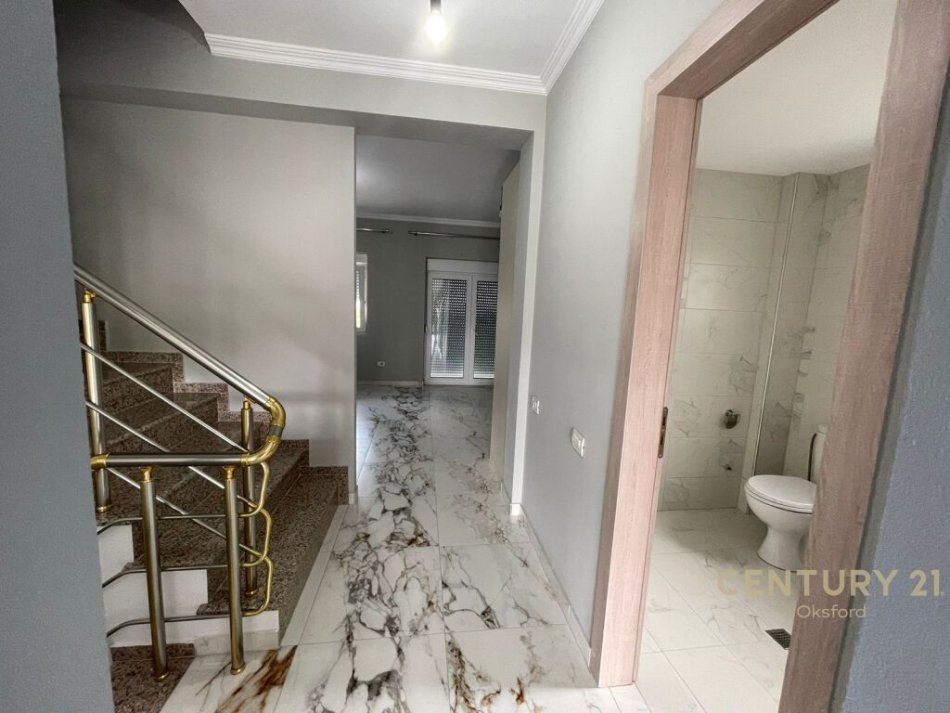 Tirane, jepet me qera shtepi 3+1+Aneks+Ballkon , 130 m² 600 € (Sauk i Ri)