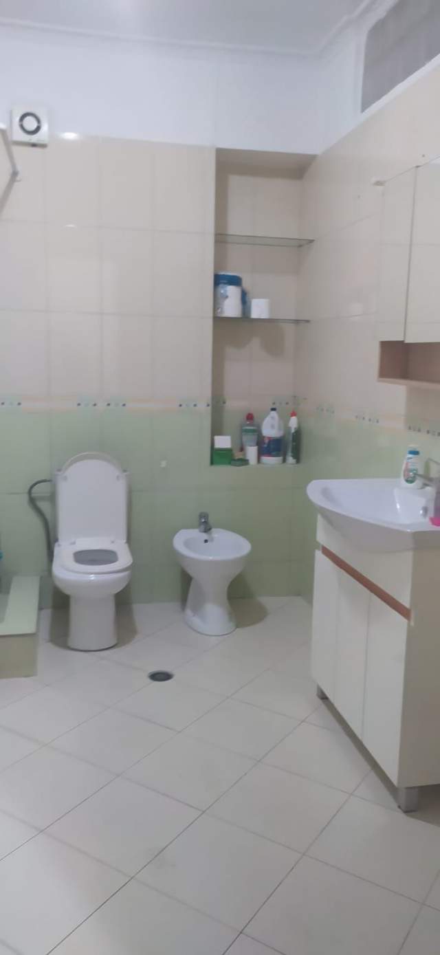 Tirane, jepet me qera apartament 2+1 105 m² 400 Euro (ZOGU ZI)