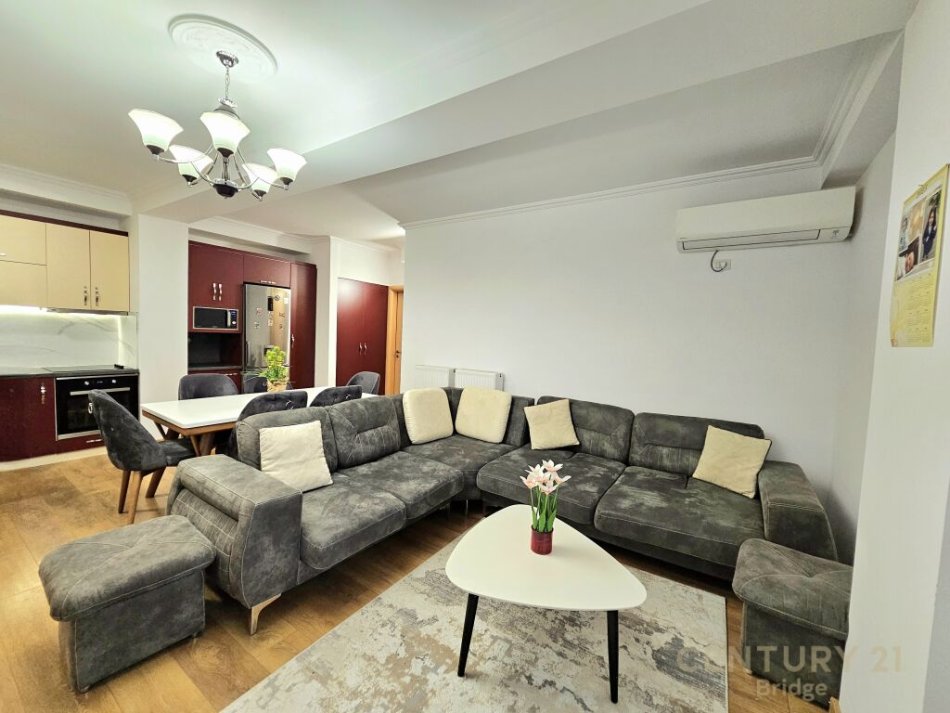 Tirane, jepet me qera apartament 2+1 Kati 1, 108 m² 700 € (KOPSHTI BOTANIK)