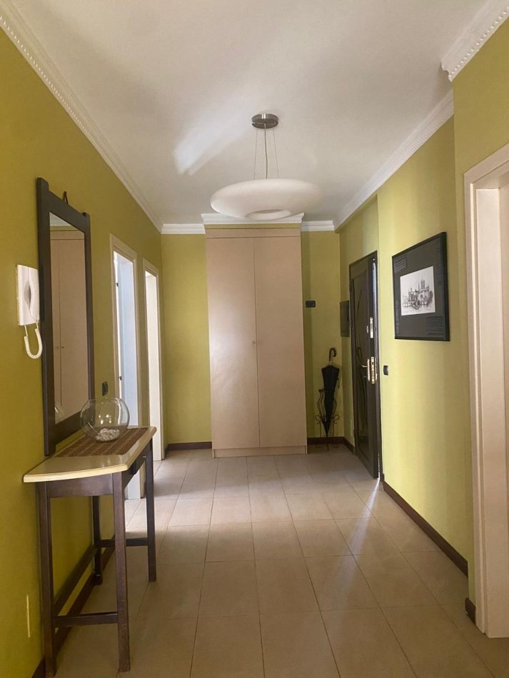 Tirane, jepet me qera apartament 2+1+Ballkon Kati 3, 120 m² 850 € (Hoxha Tahsim)