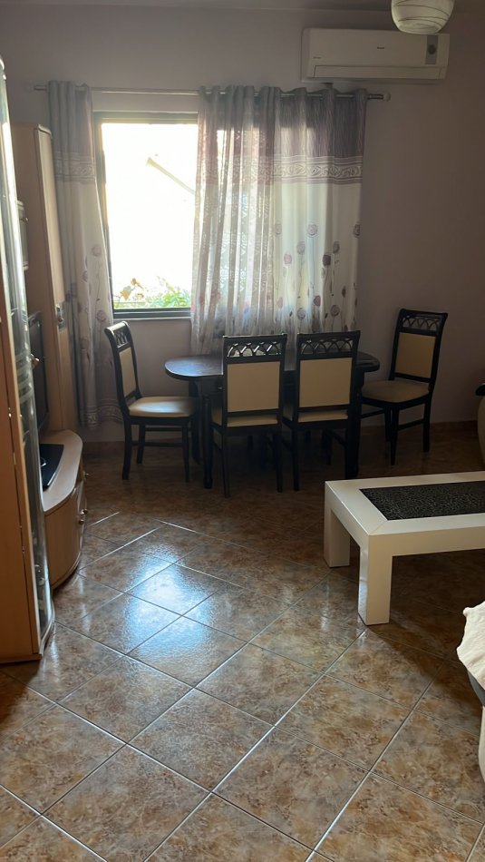 Tirane, jepet me qera apartament 3+1 Kati 2, 170 m² 600 € (Kombinat)