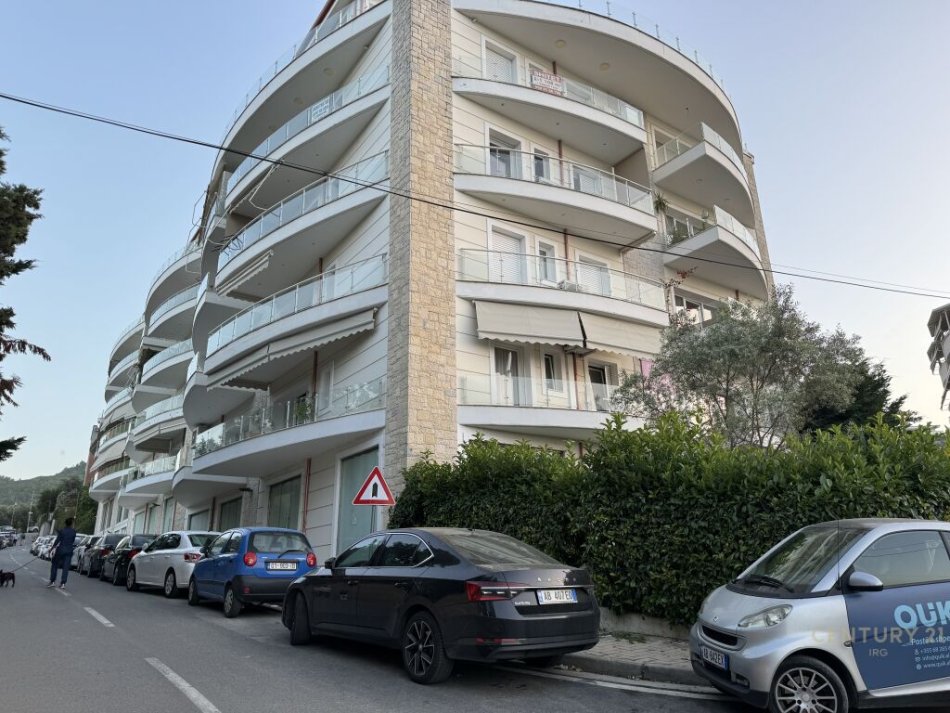 Tirane, jepet me qera apartament 2+1 , 105 m² 700 € (KOPSHTI BOTANIK)