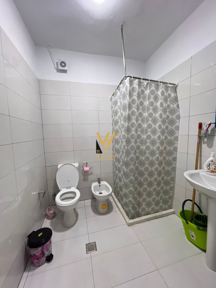 Tirane, jepet me qera apartament 1+1+Ballkon Kati 3, 83 m² 400 € (FRESK)