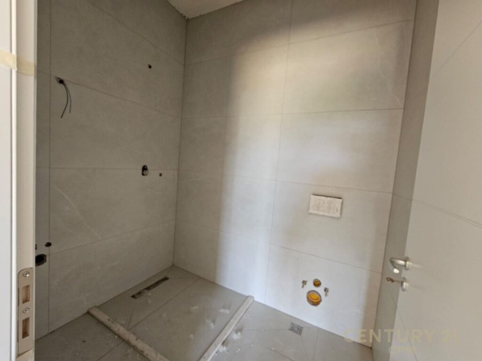 Tirane, shitet apartament 2+1+Ballkon Kati 2, 103 m² 150.000 € (ish fusha e Aviacionit)