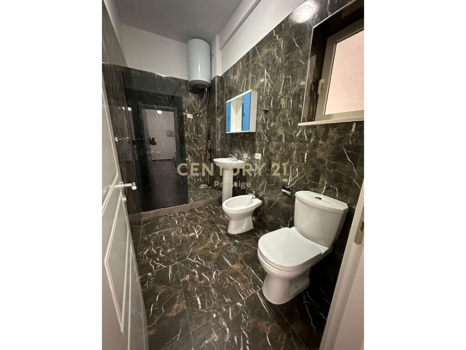 Tirane, jap me qera apartament 2+1+Ballkon Kati 10, 90 m² 500 € (Rruga Fuat Toptani)