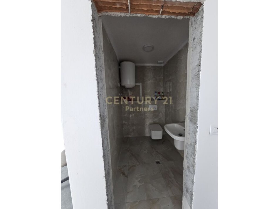 Tirane, jepet me qera ambjent biznesi Kati 0, 88 m² 750 € (astir)