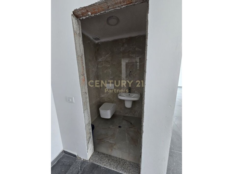 Tirane, jepet me qera ambjent biznesi Kati 0, 88 m² 750 € (astir)