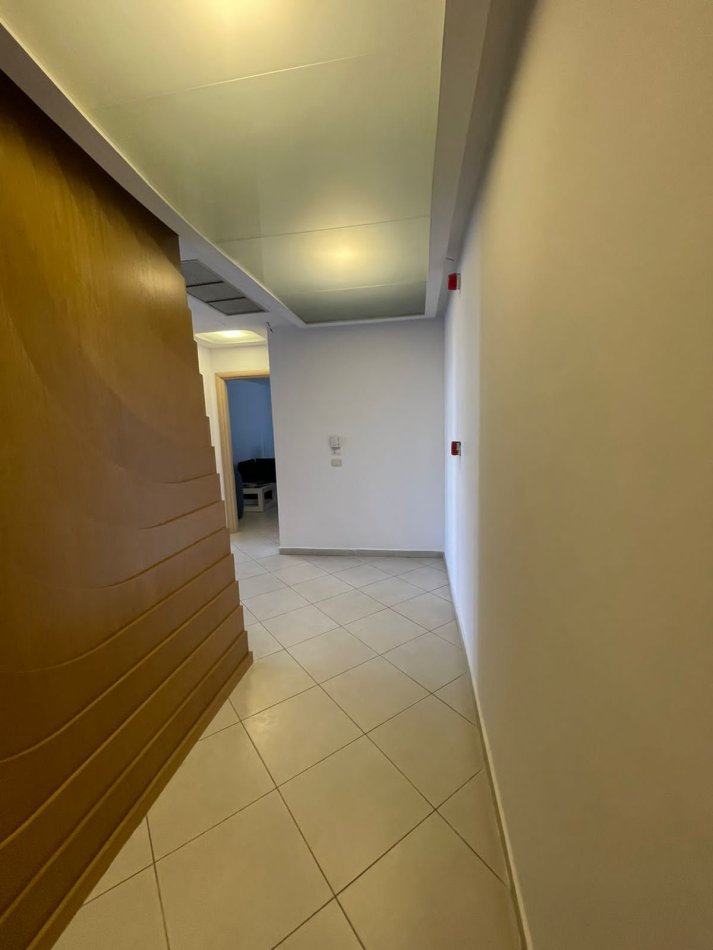 Disponojme Ambient Me Qira tek Kompleksi Kika 2, Komuna E Parisit