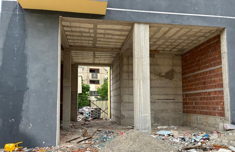 Shitet Ambient Biznesi 📍Xhamia Xhura 📐  74.1m2 🏢 Kati: 0