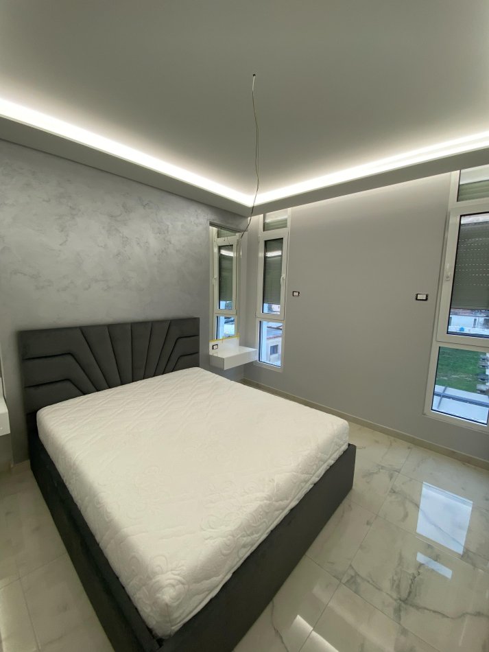 Tirane, jepet me qera apartament 2+1 Kati 3, 95 m² 700 € (ish fusha e aviacionit)