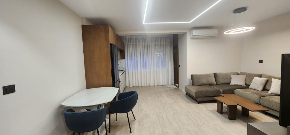 Tirane, jepet me qera apartament 1+1 Kati 6, 900 € (Zone qendrore)