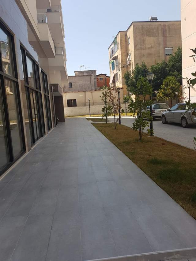Tirane, jepet me qera ambjent biznesi Kati 0, 100 m² 1.000 Euro (Rr.Robert Shvarc)