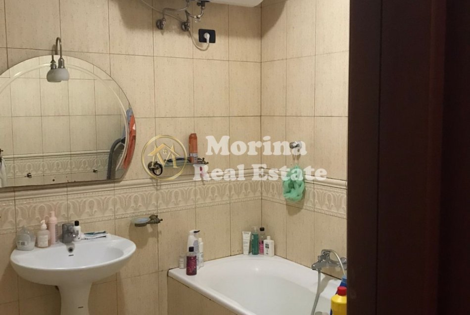 Tirane, jepet me qera apartament 3+1 Kati 3, 155 m² 700 € (Komuna Parisit)