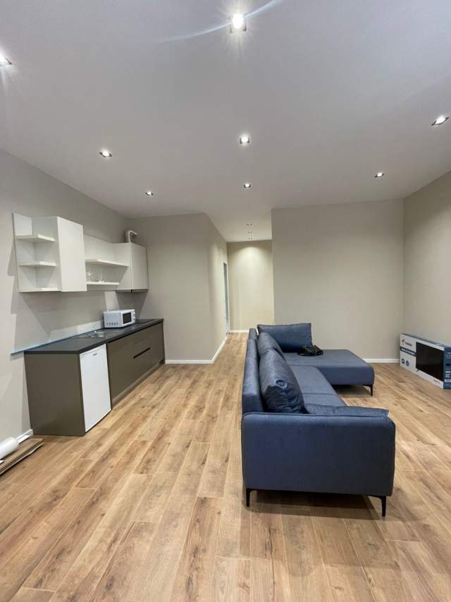 Tirane, jepet me qera garsonier 1+1 Kati 0, 40 m² 400 Euro (Rruga riza cerova)