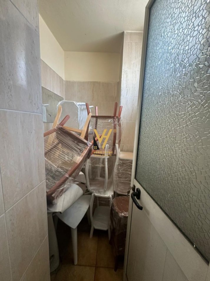 Tirane, shitet dyqan Kati 0, 66 m² 200.000 € (MEDRESEJA)