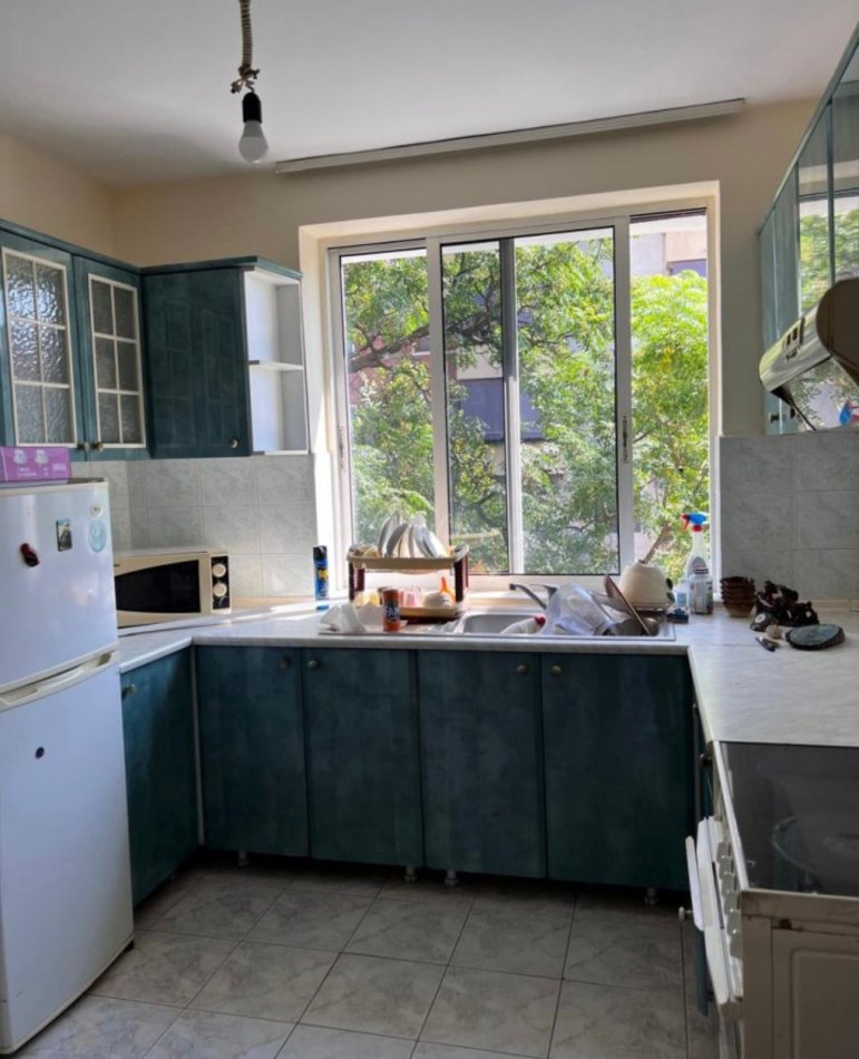 Tirane, jepet me qera apartament 1+1 Kati 3, 63 m² 500 € (Bllok)