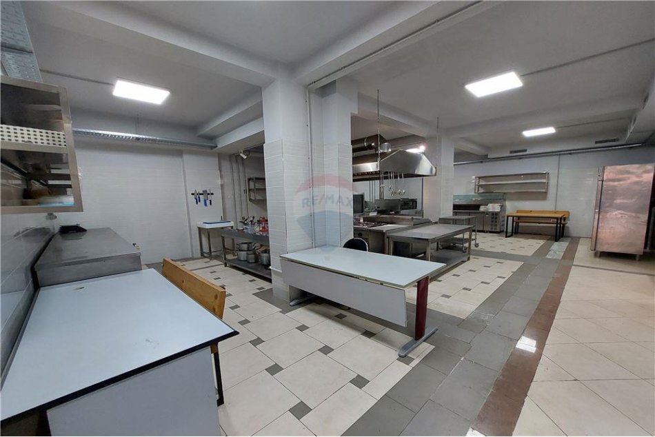 Tirane, jepet me qera dyqan Kati 0, 143 m² 2.000 € 