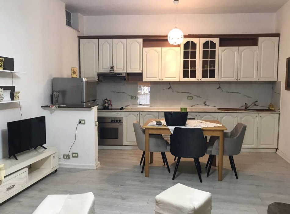 Tirane, jepet me qera apartament 1+1 Kati 2, 75 m² 650 € (QENDER,RRUGA BARDHOK BIBA)