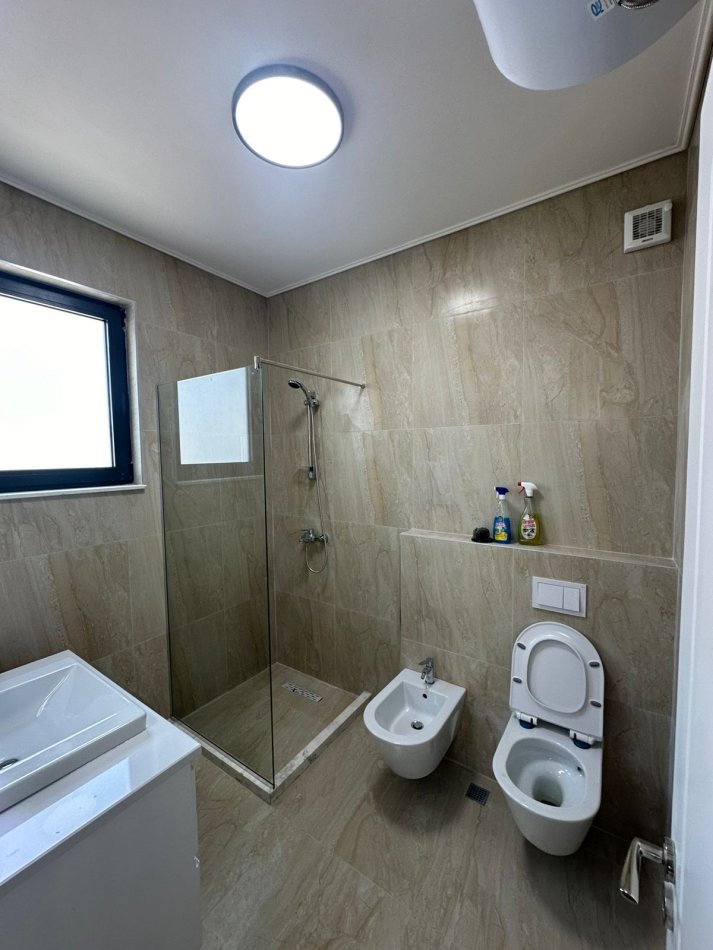 Tirane, jepet me qera apartament 2+1 Kati 6, 100 m² 650 € (Kinostudio)