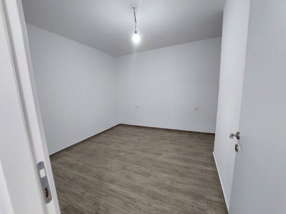 !DHENE! Durres, jepet me qera apartament 3+1+Aneks+Ballkon Kati 4, 127 m² 250 € (Ish Urt)