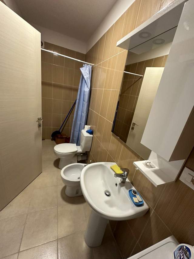Tirane, jepet me qera apartament 2+1+BLK Kati 2, 90 m² 500 Euro (rruga 5 Maj)