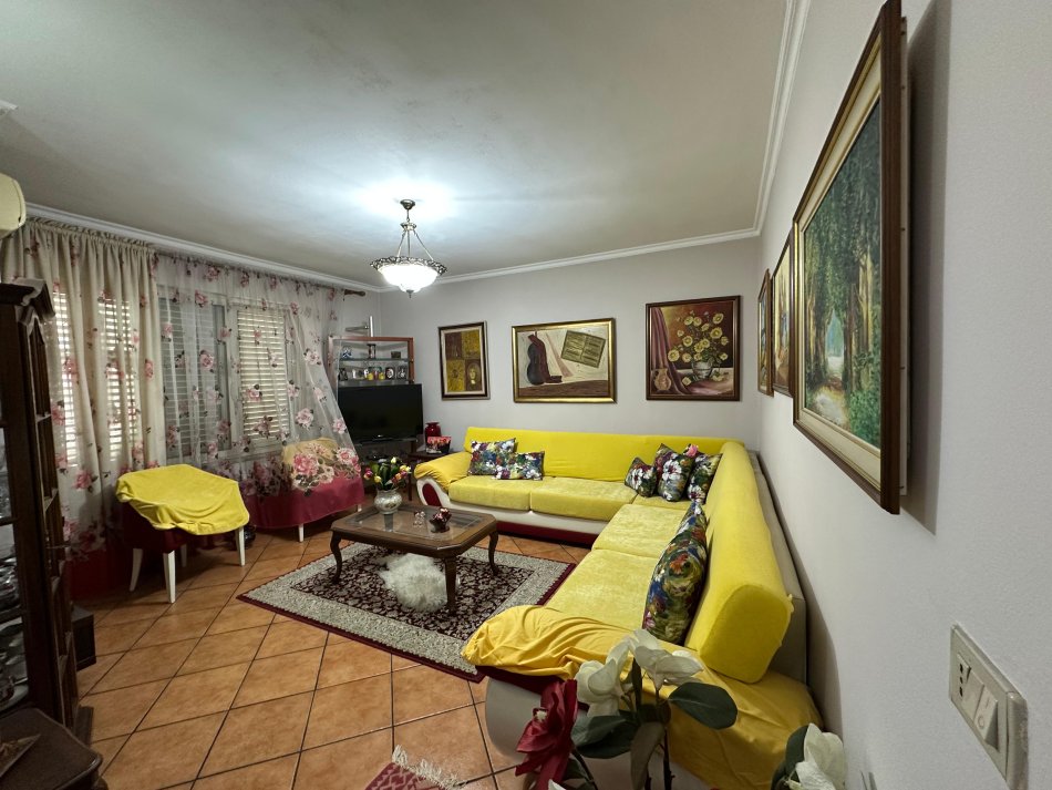 Tirane, jepet me qera apartament 2+1 Kati 4, 95 m² 650 € (pallati i sporteve)