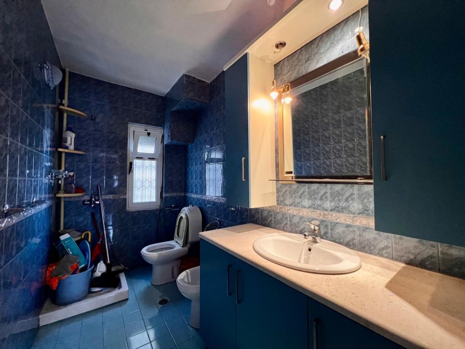 Tirane, jepet me qera apartament 2+1 Kati 4, 120 m² 550 € (Xhamlliku)