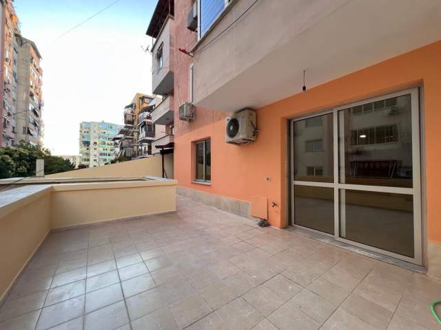Tirane, jepet me qera apartament 2+1 Kati 2, 105 m² 500 Euro (komuna parisit)