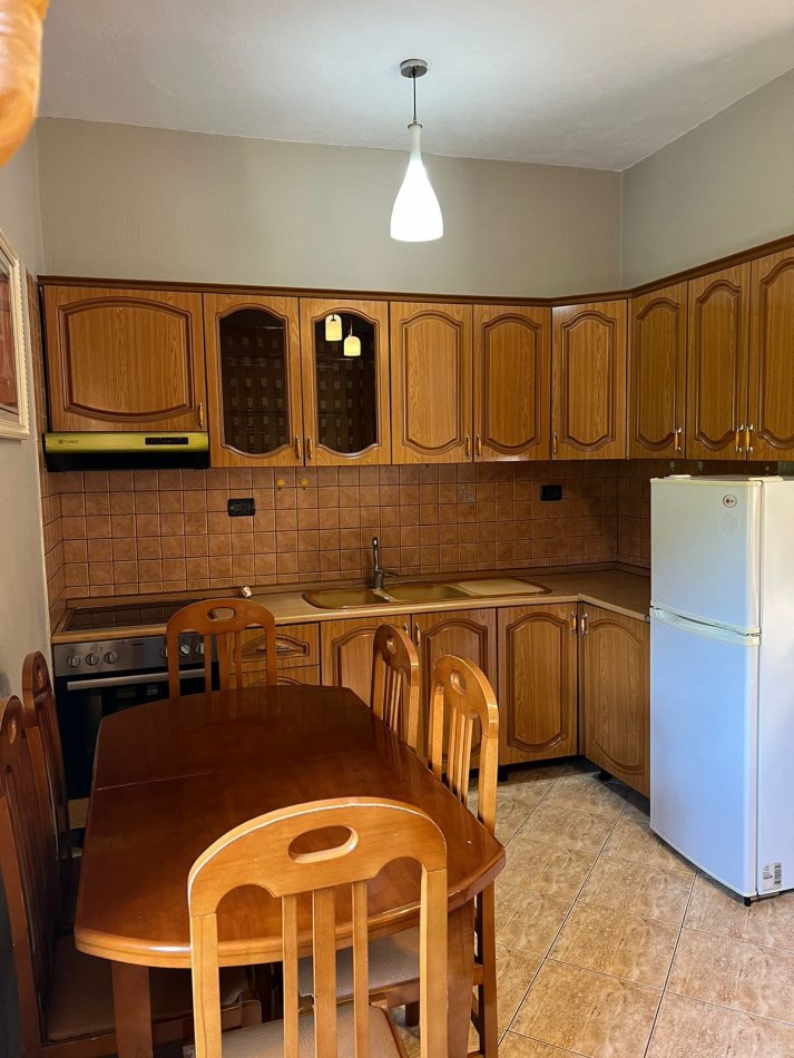 Tirane, jepet me qera apartament 3+1 Kati 2, 700 m² 700 € (Yzberisht)