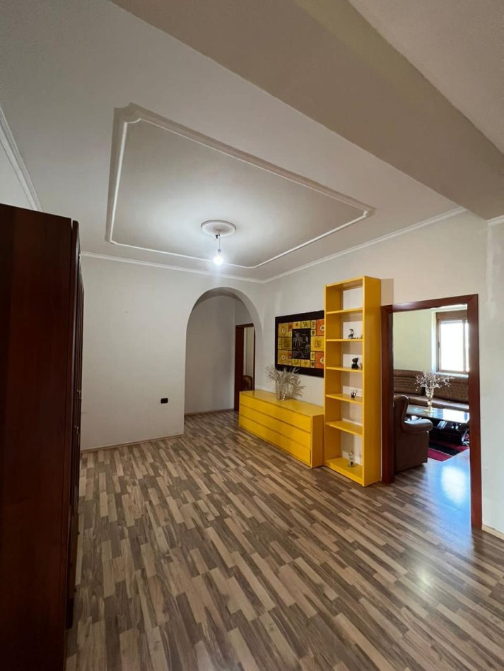 Tirane, jepet me qera apartament 3+1+Ballkon Kati 3, 180 m² 400 € (Yzberisht)