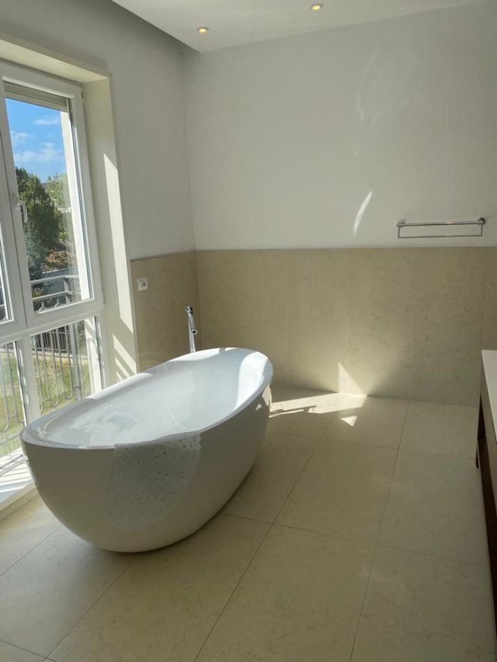 Tirane, jepet me qera Vile 3 Katshe Kati 2, 600 m² 5.000 € (TEG)