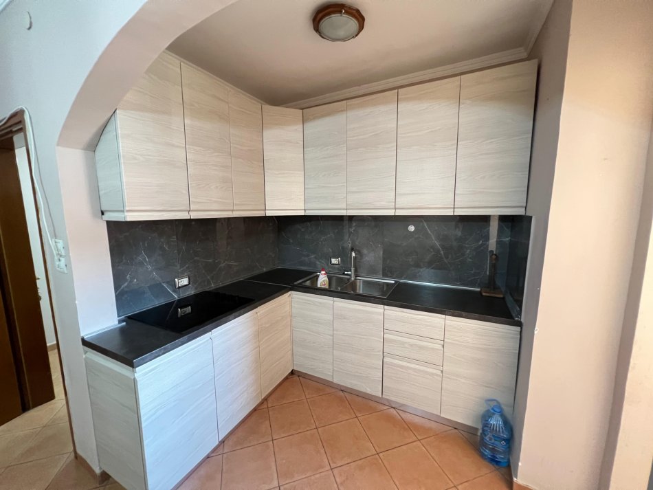 Tirane, jepet me qera apartament 1+1 Kati 5, 56 m² 350 € (xhamllik)
