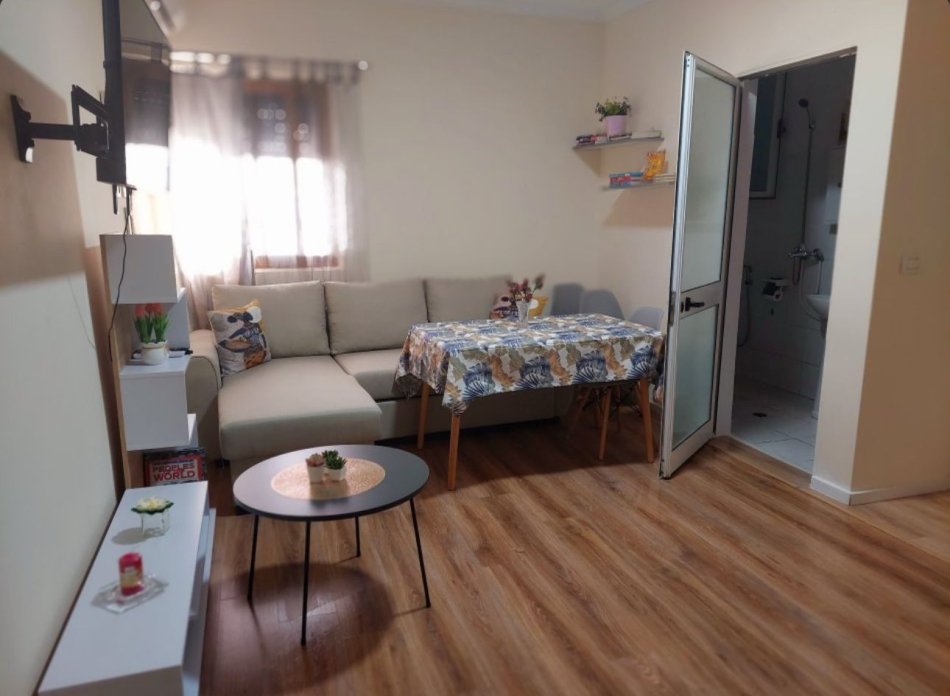 Tirane, jepet me qera apartament 1+1 Kati 1, 70 m² 600 € (myslym shyri)