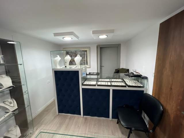 Tirane, jepet me qera dyqan Kati 0, 25 m² 350 Euro
