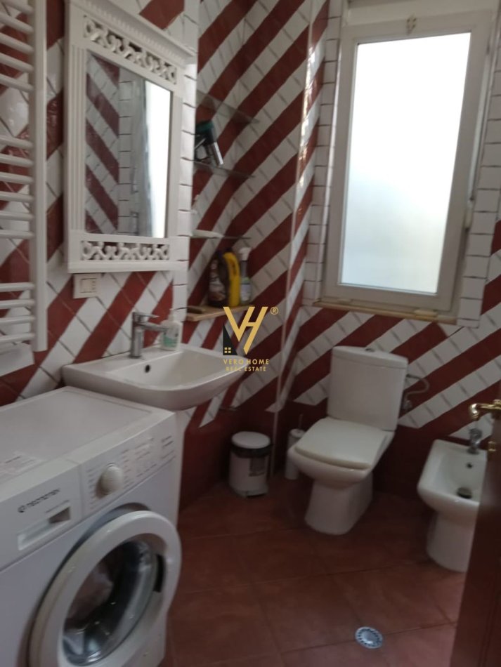 Tirane, jepet me qera shtepi 2+1+Ballkon Kati 2, 120 m² 750 € (MYSLYM SHYRI)