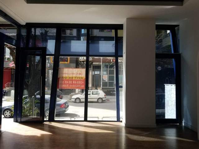 Elbasan, jepet me qera ambjent biznesi 40 m² 30.000 Leke