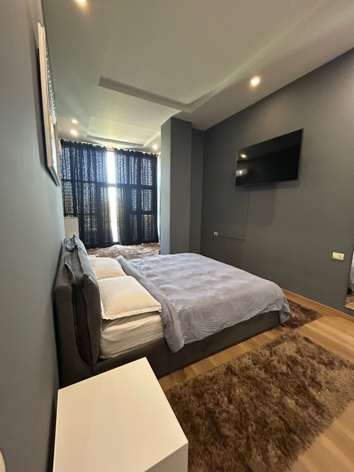 Tirane, jepet me qera apartament 2+1 Kati 1, 120 m² 650 € (rruga peti)